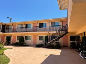 The Samaro Apartments in Gardena, CA - Foto de edificio - Building Photo