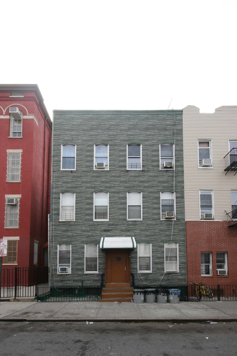 330 Harman St in Brooklyn, NY - Building Photo