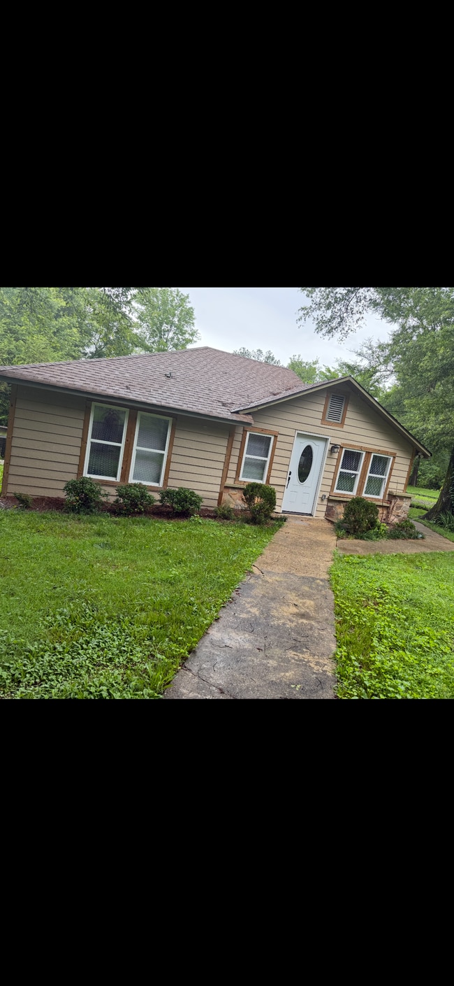 3115 Parkwood Rd in Bessemer, AL - Building Photo - Building Photo