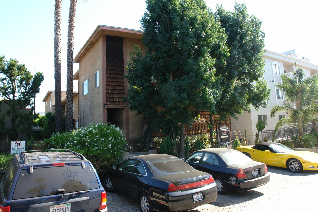 10859 Fruitland Dr in Studio City, CA - Building Photo