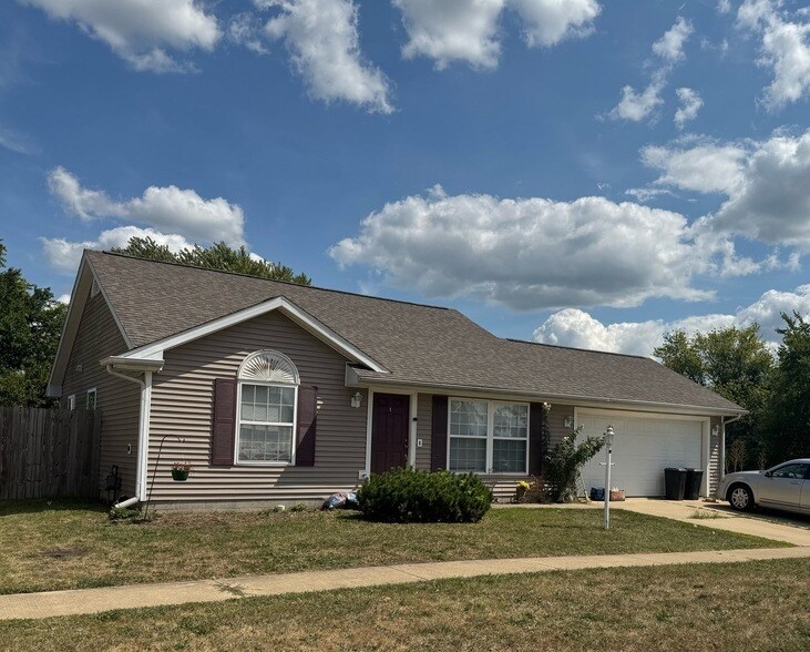 806 S Sunny Ln in Urbana, IL - Foto de edificio