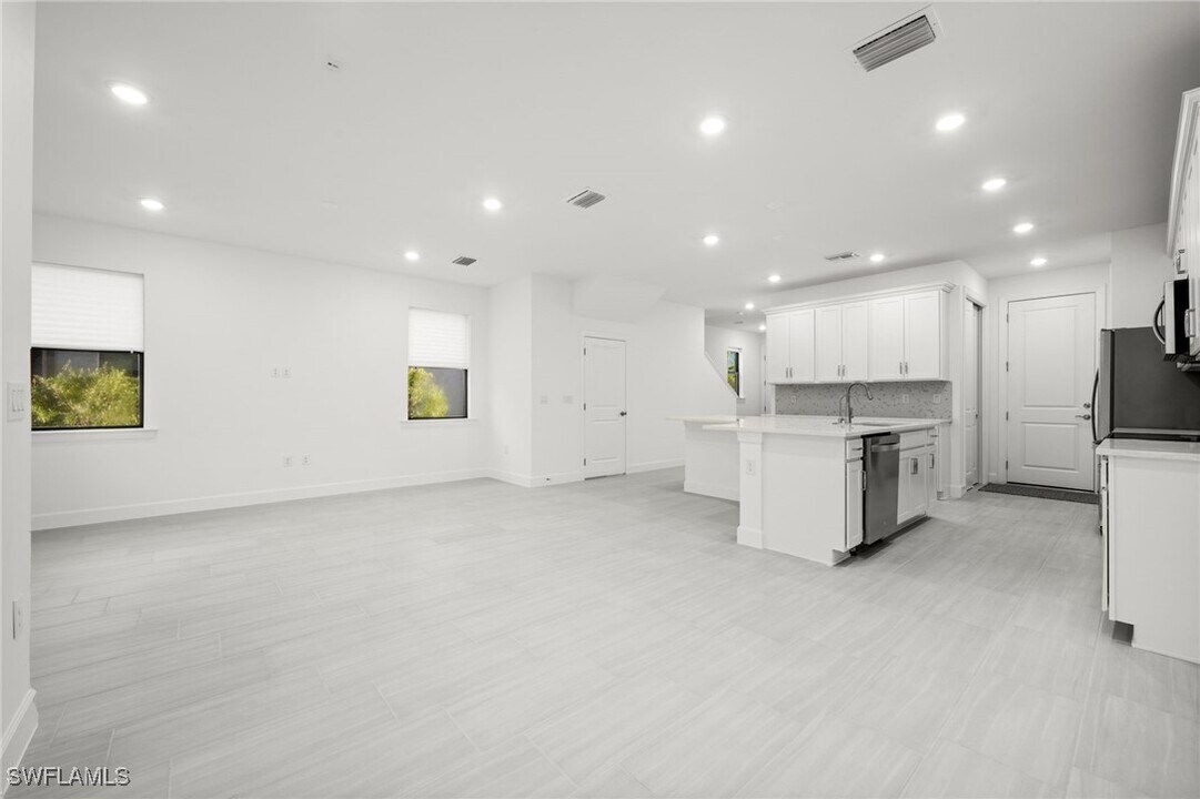 4286 Sonoma Oaks Dr in Naples, FL - Building Photo