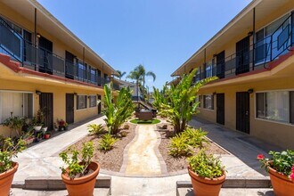 Sail Bay Apartments in San Diego, CA - Foto de edificio - Building Photo