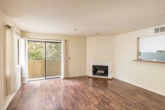 Midvale Ashton Plaza in Los Angeles, CA - Building Photo - Interior Photo