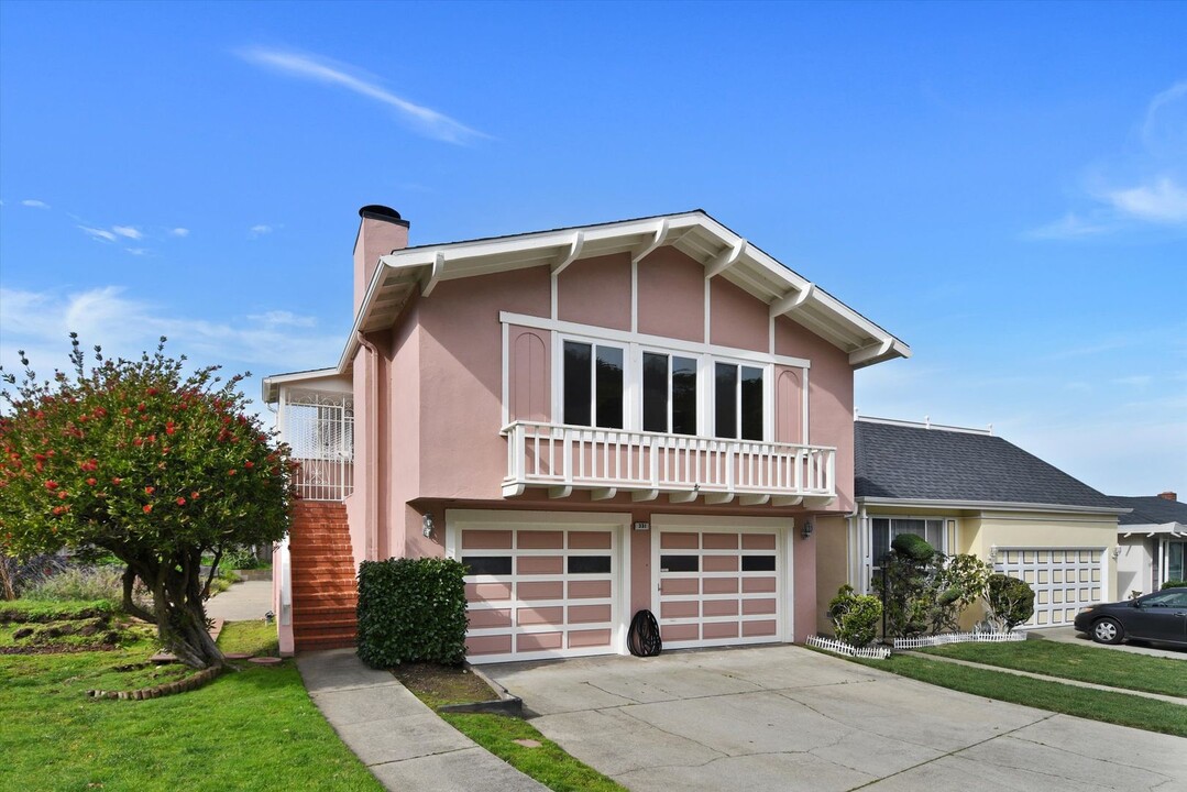 331 Forest Park Ct in Pacifica, CA - Building Photo