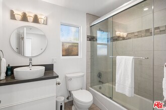 5202 Topeka Dr in Los Angeles, CA - Building Photo - Building Photo