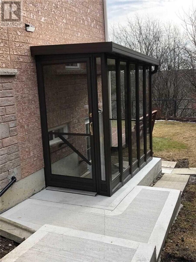 8 Pecan Dr in Brampton, ON - Building Photo - Building Photo