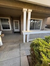 2135 Greenbriar Dr in Los Banos, CA - Foto de edificio - Building Photo