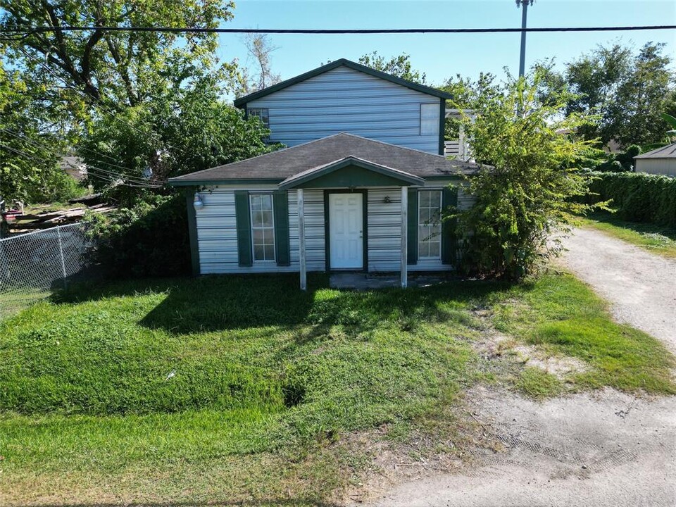 105 Clear Lake Rd in Highlands, TX - Building Photo