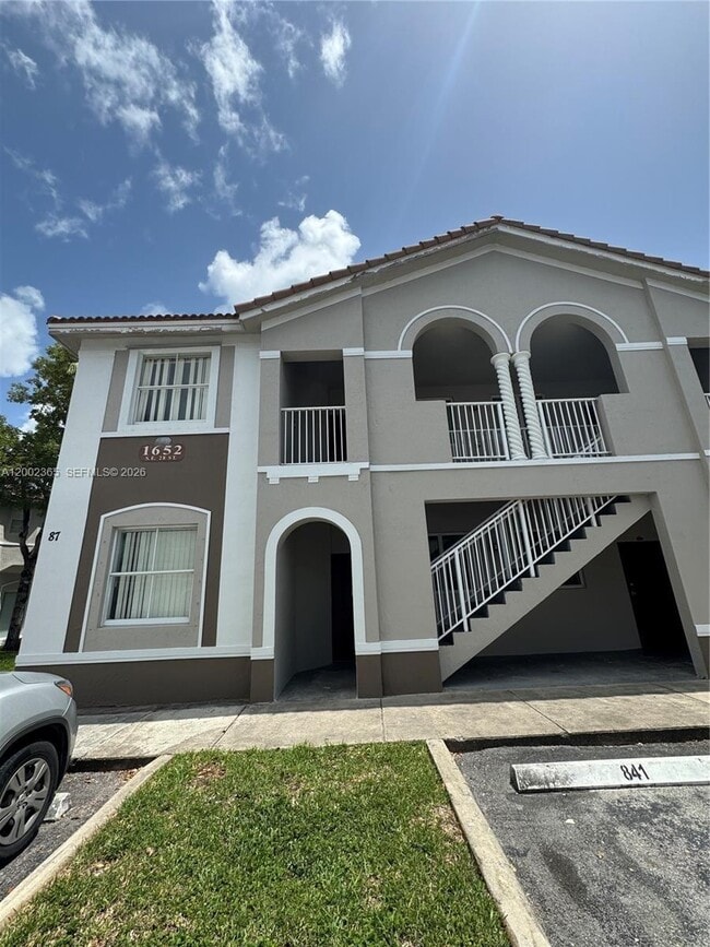 property at 1652 SE 28th St