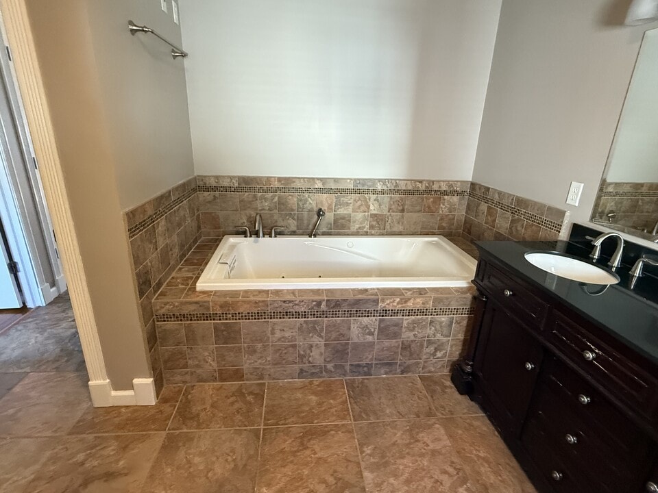 233 Country Club Rd in New Britain, CT - Building Photo