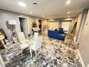 221 NE 24th St in Pompano Beach, FL - Foto de edificio - Building Photo