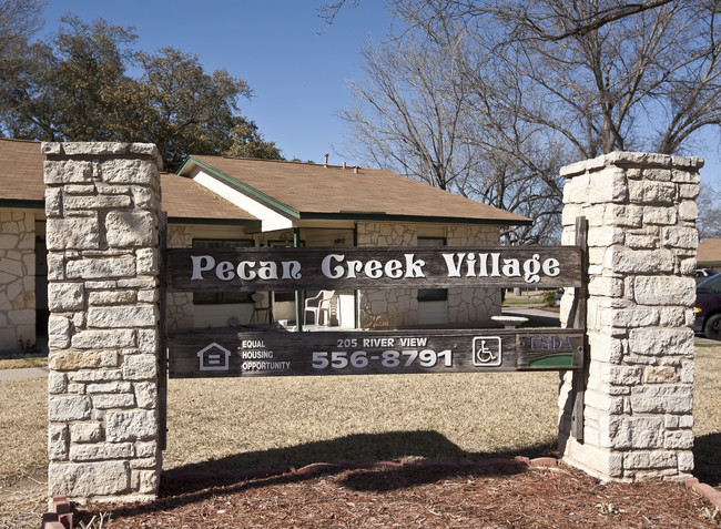 Pecan Creek Apartments in Lampasas, TX - Foto de edificio - Building Photo