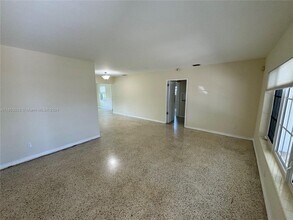 2125 Alamanda Dr in North Miami, FL - Foto de edificio - Building Photo