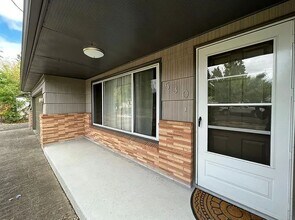 530 SE 12th Ave in Hillsboro, OR - Building Photo - Building Photo