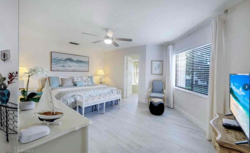 637 Beachwalk Cir in Naples, FL - Building Photo