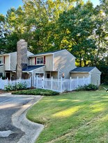 555 Picketts Bend Ct in Marietta, GA - Building Photo