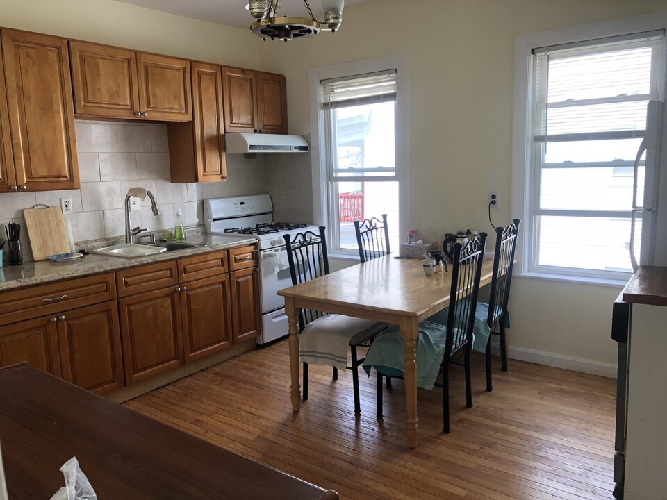 44 Maple St in Boston, MA - Building Photo