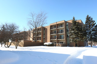 Elmwood Park Senior Apartments in Lansing, MI - Foto de edificio - Building Photo