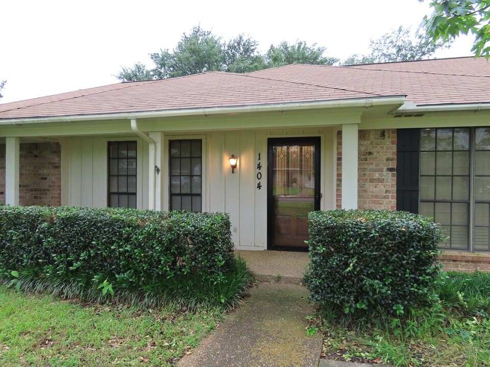 1404 Larkspur Ln in Tyler, TX - Building Photo