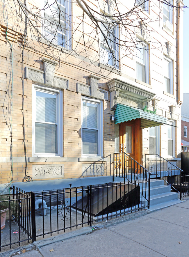 5911 Catalpa Ave in Ridgewood, NY - Foto de edificio - Building Photo