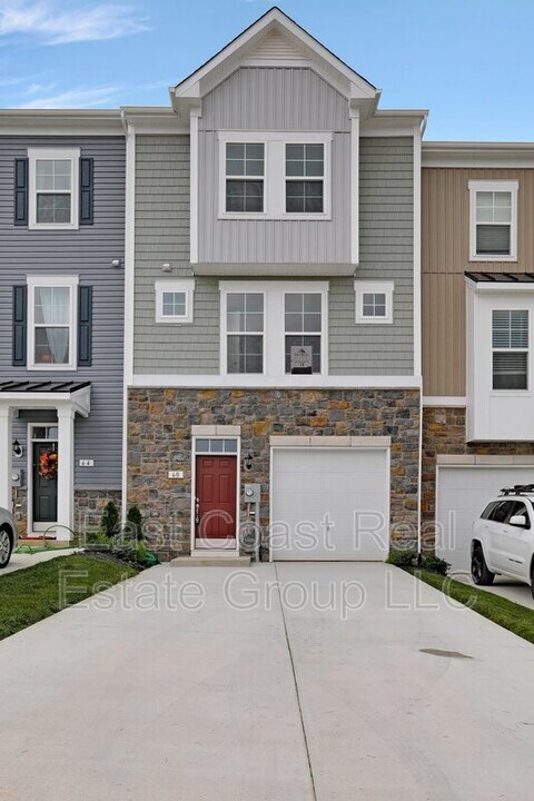 153 Charterhouse St in Falling Waters, WV - Building Photo