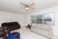 13355 SW 9th Ct in Pembroke Pines, FL - Foto de edificio - Building Photo