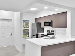 8 Key W Ct in Weston, FL - Foto de edificio - Building Photo