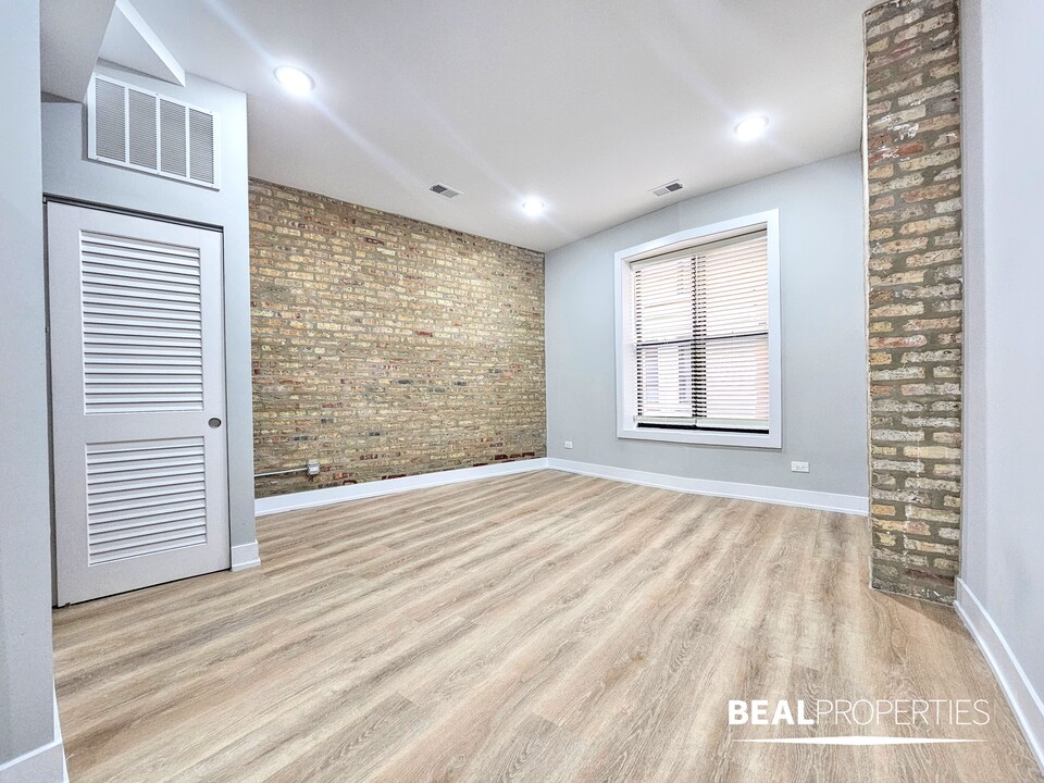 438 W Belden Ave in Chicago, IL - Building Photo