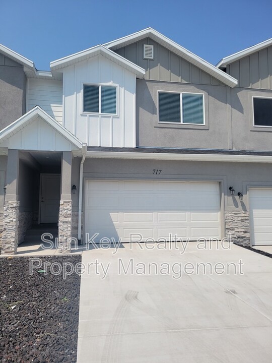 717 N 160 E in Tooele, UT - Building Photo