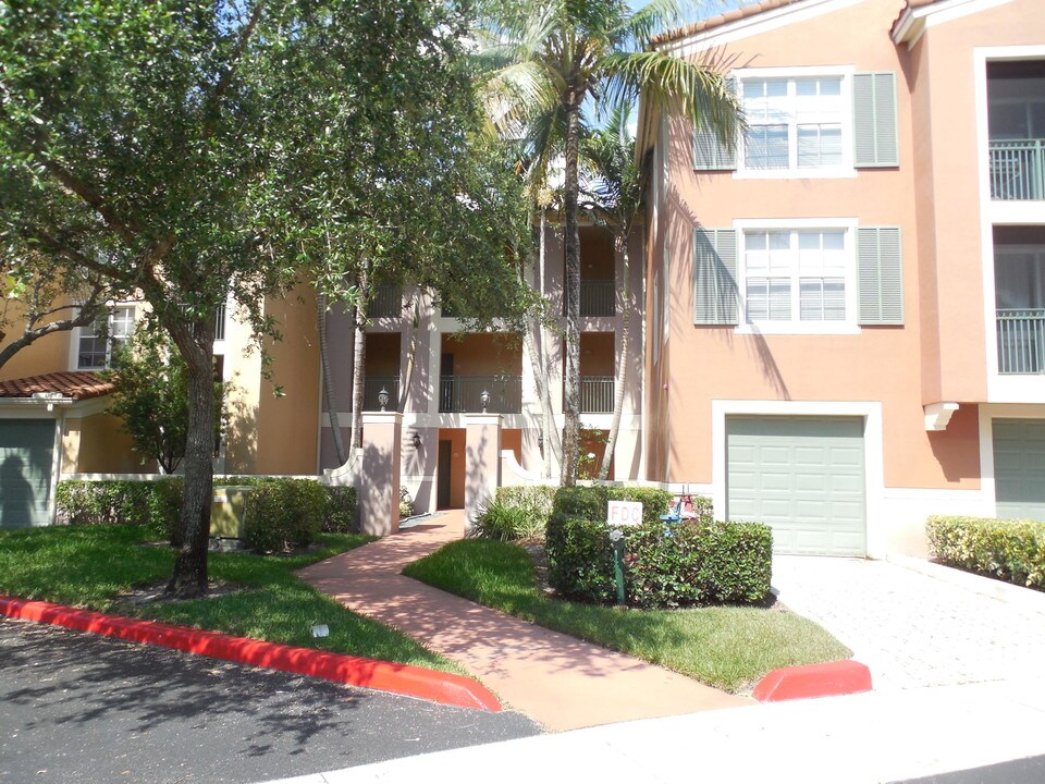 11750 St Andrews Place-Unit -303 in Wellington, FL - Building Photo