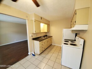 3217 Springfield Dr in Louisville, KY - Foto de edificio - Building Photo
