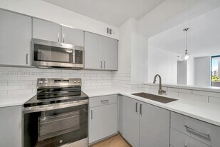 501 SW 1st St in Miami, FL - Building Photo