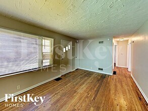 6108 Bettcher Ave in Indianapolis, IN - Foto de edificio - Building Photo