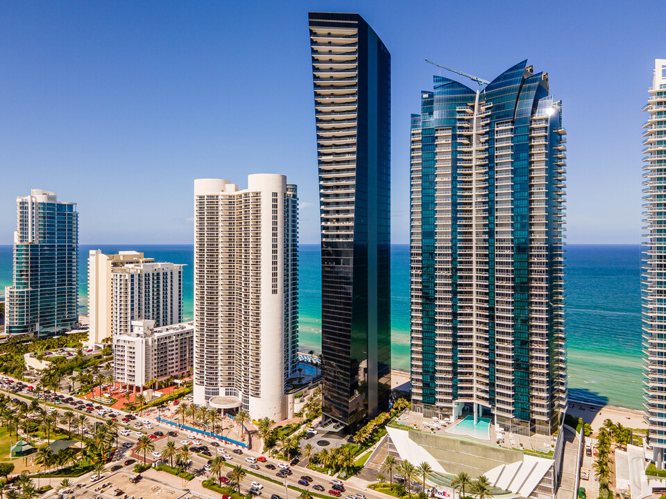 Muse Residences Sunny Isles in Sunny Isles Beach, FL - Foto de edificio