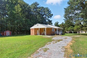 2111 Clary Rd in Petersburg, VA - Foto de edificio - Building Photo