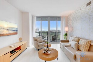 2602 E Hallandale Beach Blvd in Hallandale Beach, FL - Building Photo