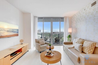 2602 E Hallandale Beach Blvd in Hallandale Beach, FL - Building Photo - Building Photo