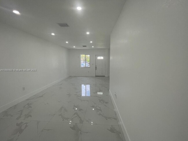 7400 SW 39th St in Miami, FL - Building Photo - Building Photo