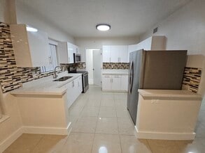 512 NW 113th St, Unit Unidad frente in Miami, FL - Foto de edificio - Building Photo