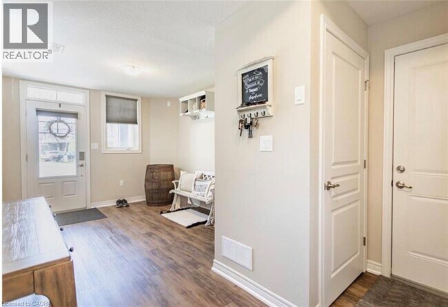 10 Dodman Cres in Hamilton, ON - Building Photo - Building Photo