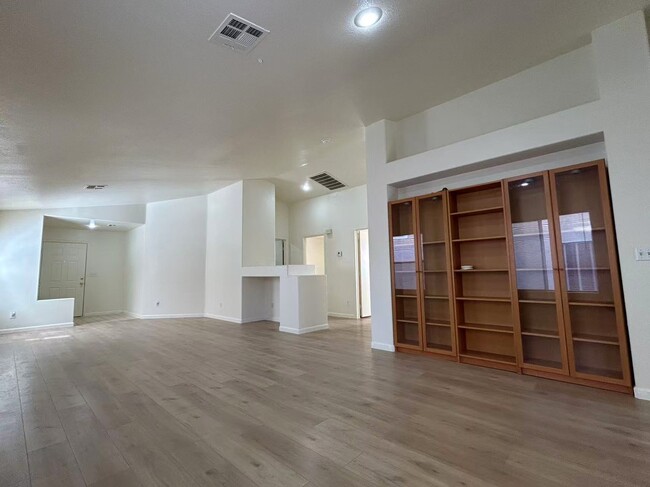 8616 Hidden Pines Ave in Las Vegas, NV - Building Photo - Building Photo
