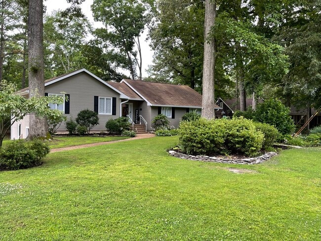 613 Piney Point Rd in Virginia Beach, VA - Building Photo - Building Photo