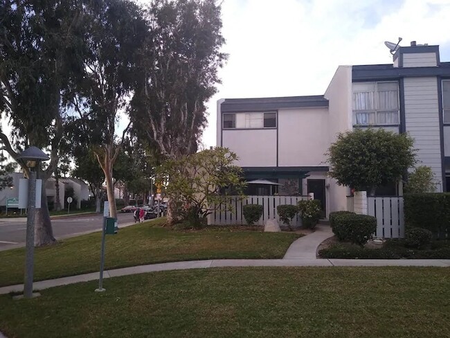 2100 W Palmyra Ave, Unit 59 in Orange, CA - Building Photo - Building Photo