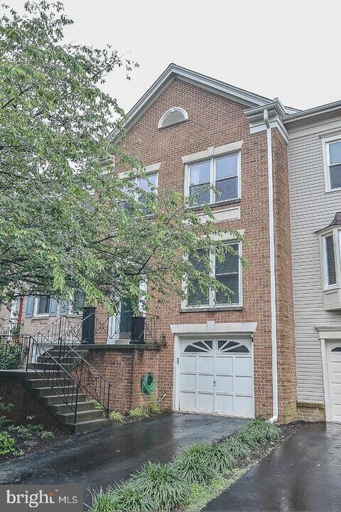 14326 Winding Woods Ct in Centreville, VA - Building Photo