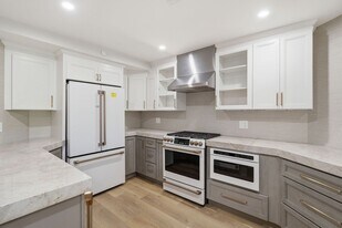 240 Nice Ln in Newport Beach, CA - Building Photo