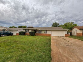 1304 Thompson Dr in Shawnee, OK - Building Photo