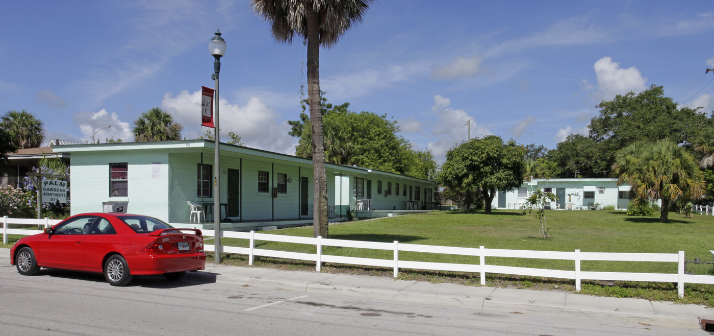 Palm Gardens in Fort Pierce, FL - Foto de edificio