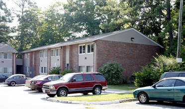 Carley Square Apartments in Newport News, VA - Foto de edificio - Building Photo