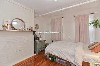 139 Hillside St, Unit B in Boston, MA - Foto de edificio - Building Photo